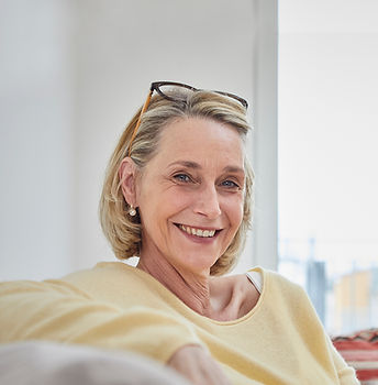 Sonriente mujer mayor
