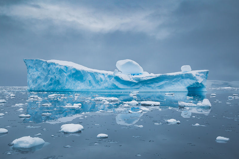 Riflesso dell'iceberg blu