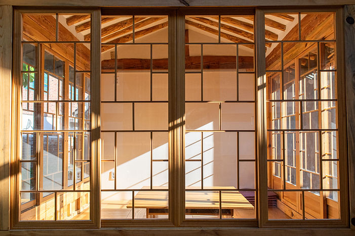 Porta in vetro con cornice in legno