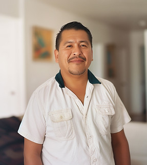 Beyaz Gömlekli Adam