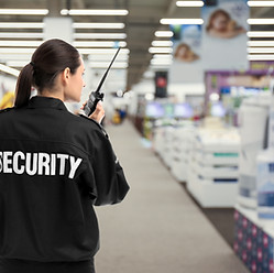 Agent de sécurité en uniforme