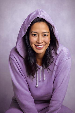 Frau im lila Hoodie