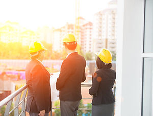 Trabalhadores Supervisionando Construção