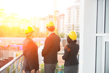 Trabalhadores Supervisionando Construção