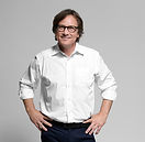 Homem sorridente de meia idade