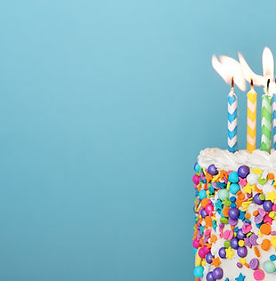 Verjaardagstaart met kaarsen