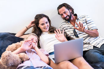 Familie nutzt Elektrogerät geschützt durch Hausratversicherung - optimale Absicherung für Laptop und wertvolle Gegenstände.