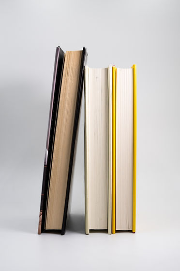 libri su uno scaffale