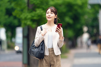 スマホで確認しながら歩く女性