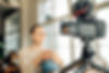 Mujer influencer grabando un vídeo