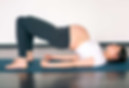 werdende Mutter praktiziert Schwangerschaftsyoga im Yoga-Zentrum Oberlaa, umgeben von einer unterstützenden und entspannenden Atmosphäre
