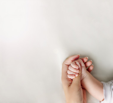 Bébé tenant la main