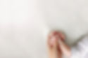 Babys Hand halten