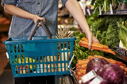 Légumes dans un panier de courses