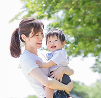 笑顔のお母さんと男の子
