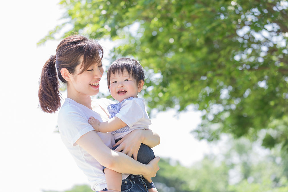 笑顔のお母さんと男の子