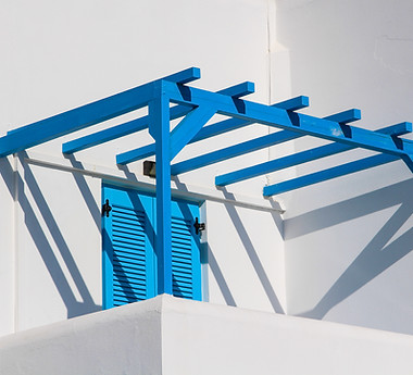 peintuer façade blanche et boiserie volets balcon bleu sterma maestria