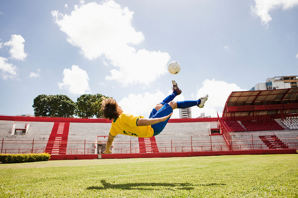 Jogador de futebol no estádio