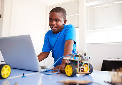 Kid using the computer to view kidhuddle.com