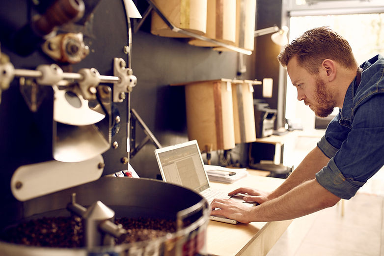 Homme travaillant sur son ordinateur portable
