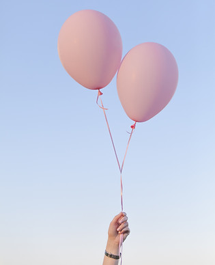 ピンクの風船が掲げられた