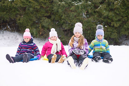 Enfants jouant dans la neige
