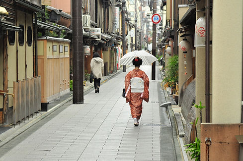 街を歩く着物の女性