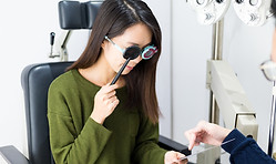 視力検査をする女性