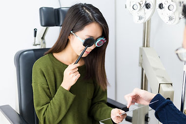視力検査をする女性