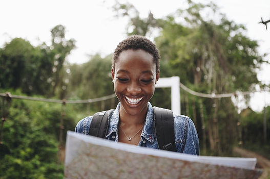 Voyageur lisant une carte