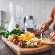 切碎新鮮水果準備