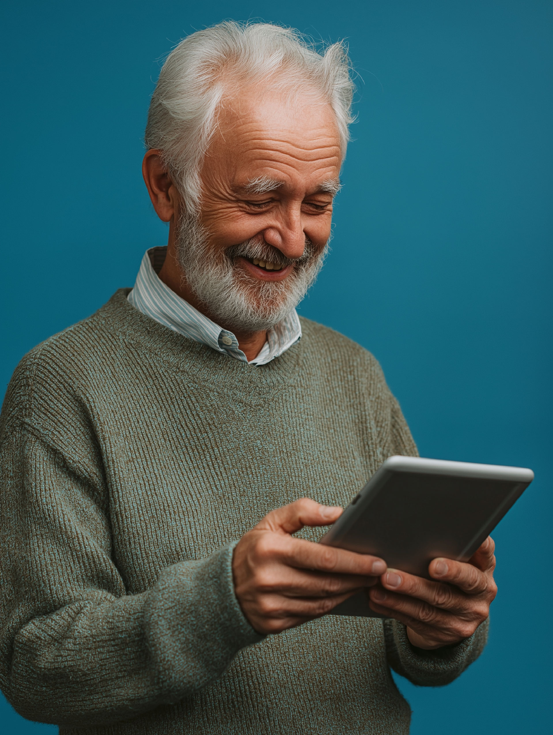 Tablet kullanan yaşlı adam