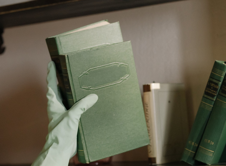 Boekenplank schoonmaken