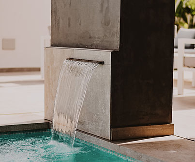Fuente de piscina moderna
