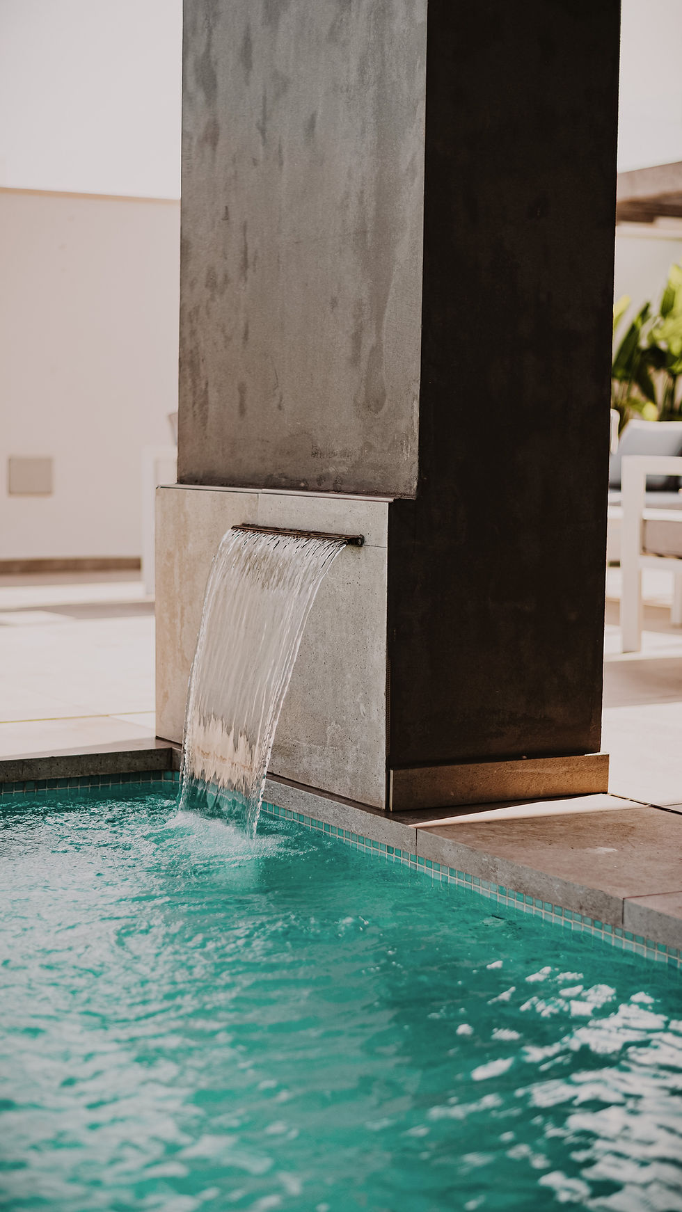 Moderner Springbrunnen am Pool