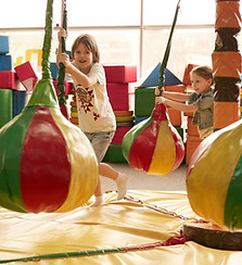 Bambini che giocano in casa