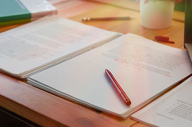 Un stylo sur une pile de documents