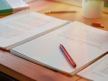 Uma caneta sobre uma pilha de documentos