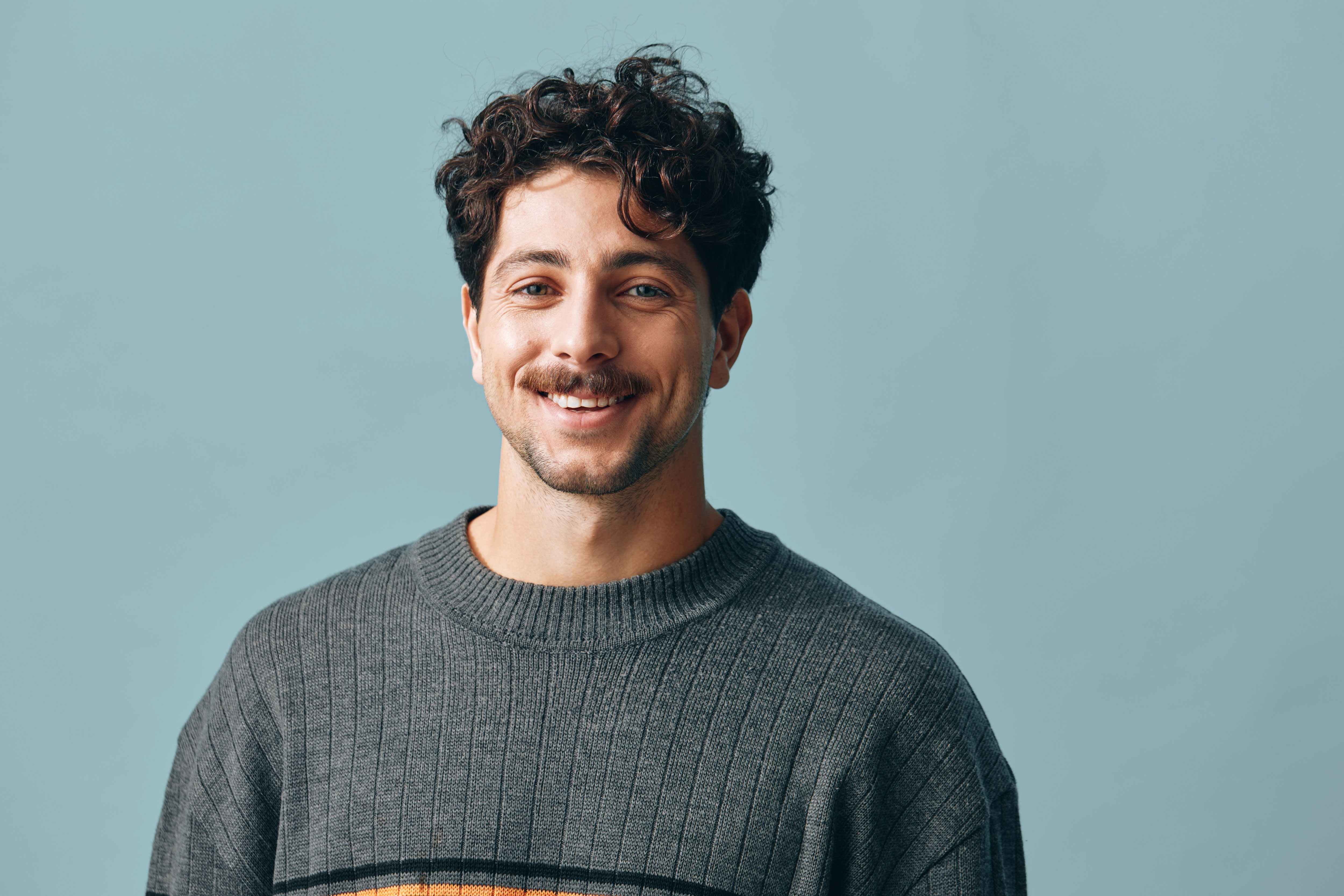 Hombre joven sonriente