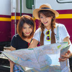 地図を見ている二人の女性トゥーリント
