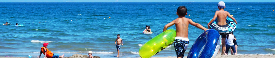 海で遊ぶ子供たち