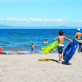 Niños jugando junto al mar