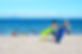 海で遊ぶ子供たち
