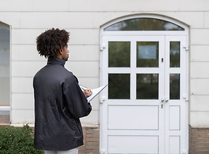 Un homme inspecte l'entrée