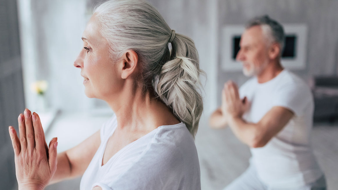 Couple de personnes âgées actives