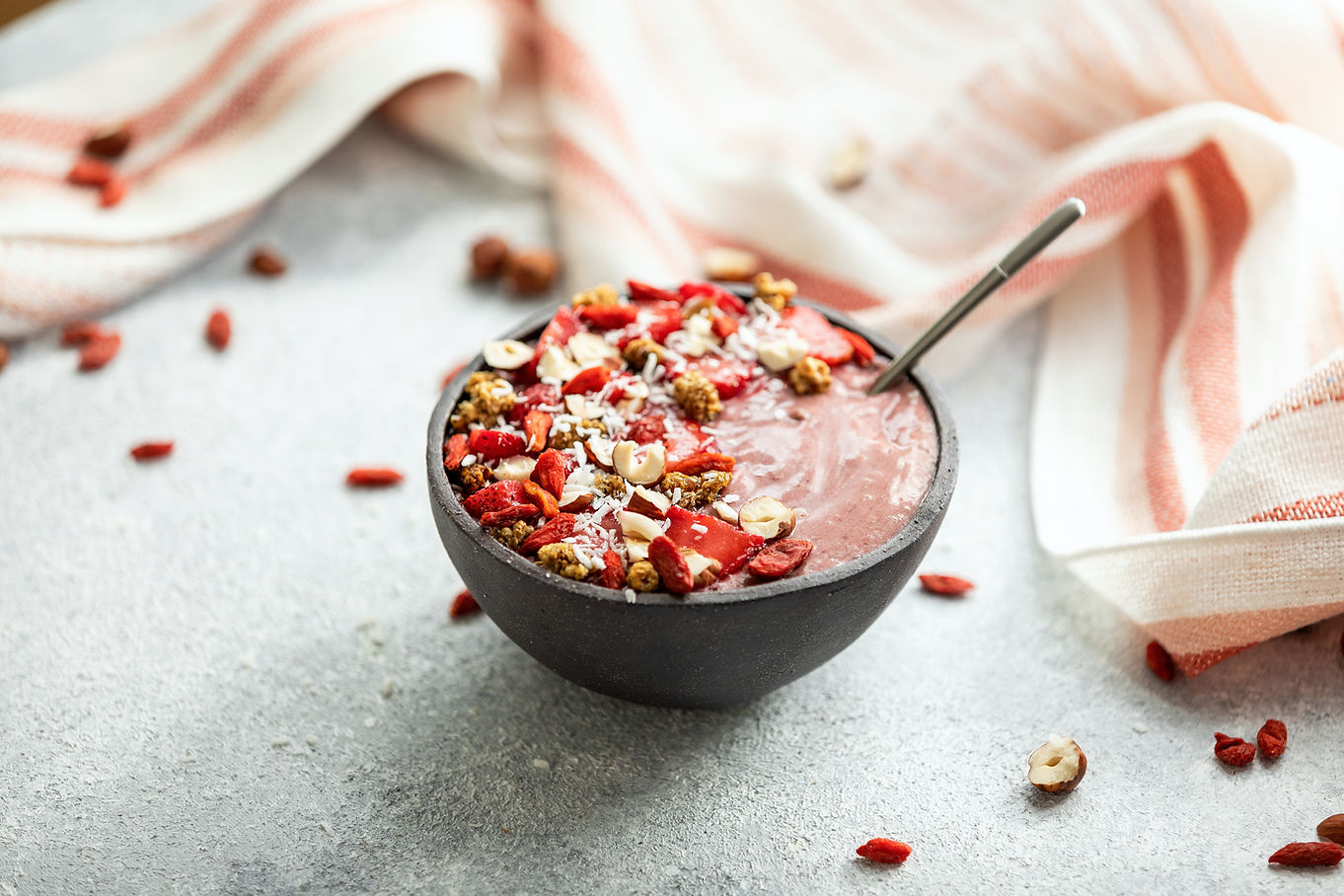 Griechischer Naturjoghurt mit Beeren