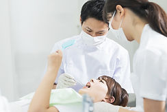 歯医者での治療を受ける女性