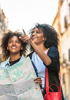 Touristes lisant la carte