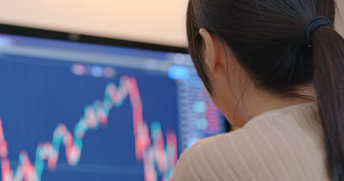 Corretora de ações analisando gráficos