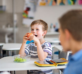Enfant qui mange des fruits